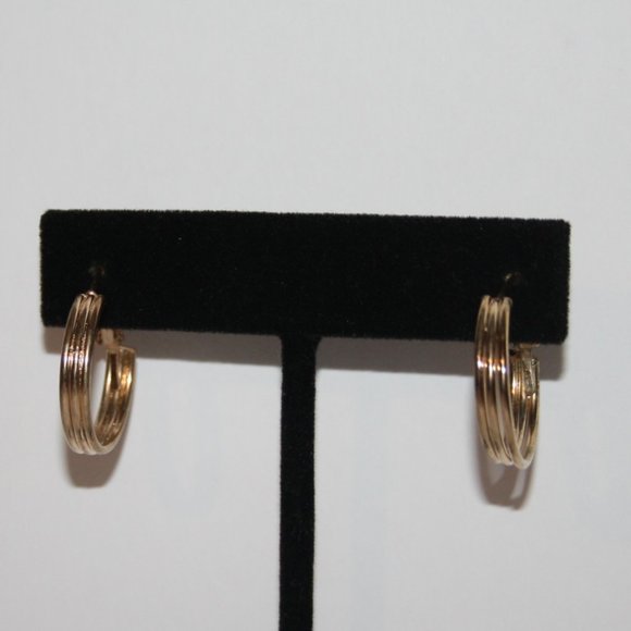 Beautiful nwot gold hoop earrings .75"